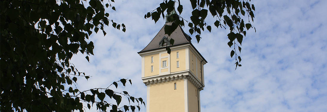 Turm in Ismaning mit Baum im Vordergrund